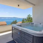 Luxurious In With Wifi Apartment